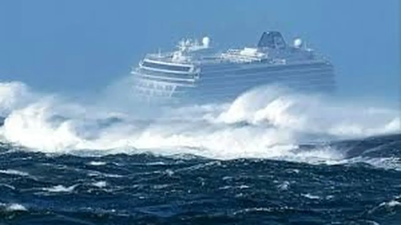 عاصفة ريجينا تضرب السواحل بارتفاع أمواج يصل إلى 3 أمتار وموعد استقرار الأجواء